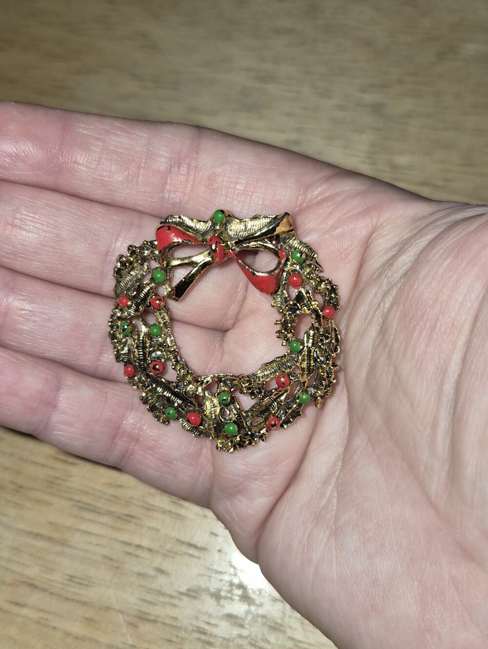 Vintage Gold Tone Red And Green Enamel Christmas Wreath Brooch